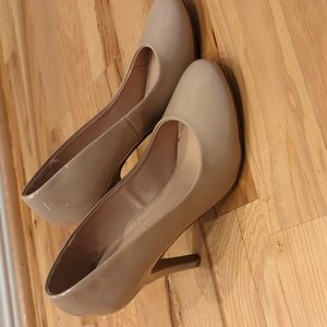 Kelly & Katie Classic Tan/Nude Pumps